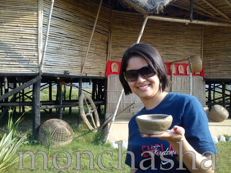 Guest with self made art @ monchasha